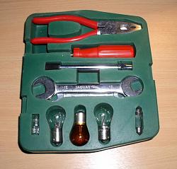 What is this compartment?-2001-xj8-toolkit.jpg