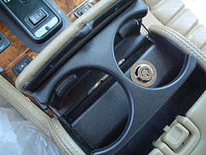 Restomod Jaguar XJS-3-cup-holders-security-lock.jpg